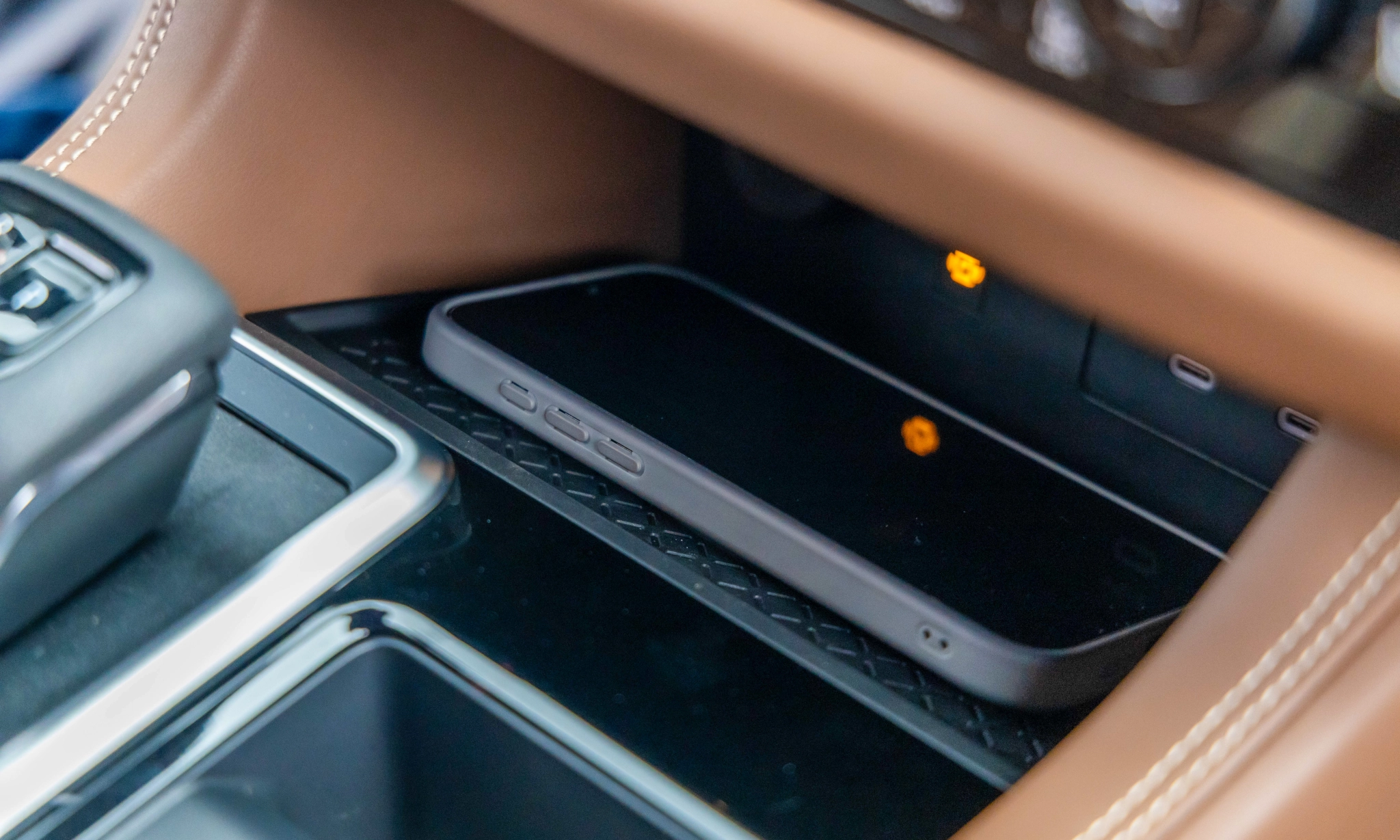 Prvi sistem s hlađenjem punjača i uređaja